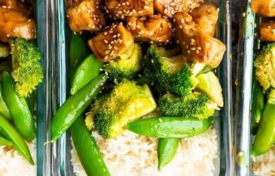 Matlåda med ris, broccoli, sockerärter och sesamtoppad kyckling